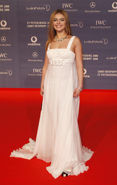 Учла ошибки: Алина Кабаева появилась на «Вечернем Урганте» в скромно-прозрачном платье