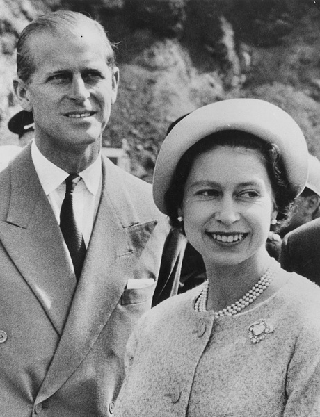 Елизавета II с принцем Филиппом, герцогом Эдинбургским, во время королевского турне по Канаде посещают открытый карьер на озере Ноб-Лейкс