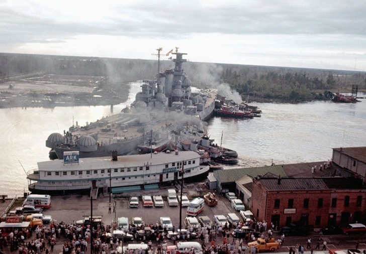 USS North Carolina BB–35 и плавучий ресторан Fergus' Ark | maximonline.ru