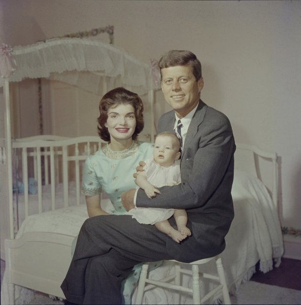 Жаклин и Джон Кеннеди с дочерью Кэролайн
