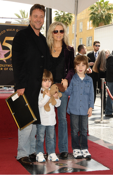 Актер с женой и детьми в 2012 году
