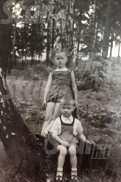 Пугачева с трехлетним братом Женей, 1953 год