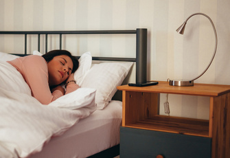 Кардиолог Кореневич объяснила, спать на каком боку полезнее всего для сердца