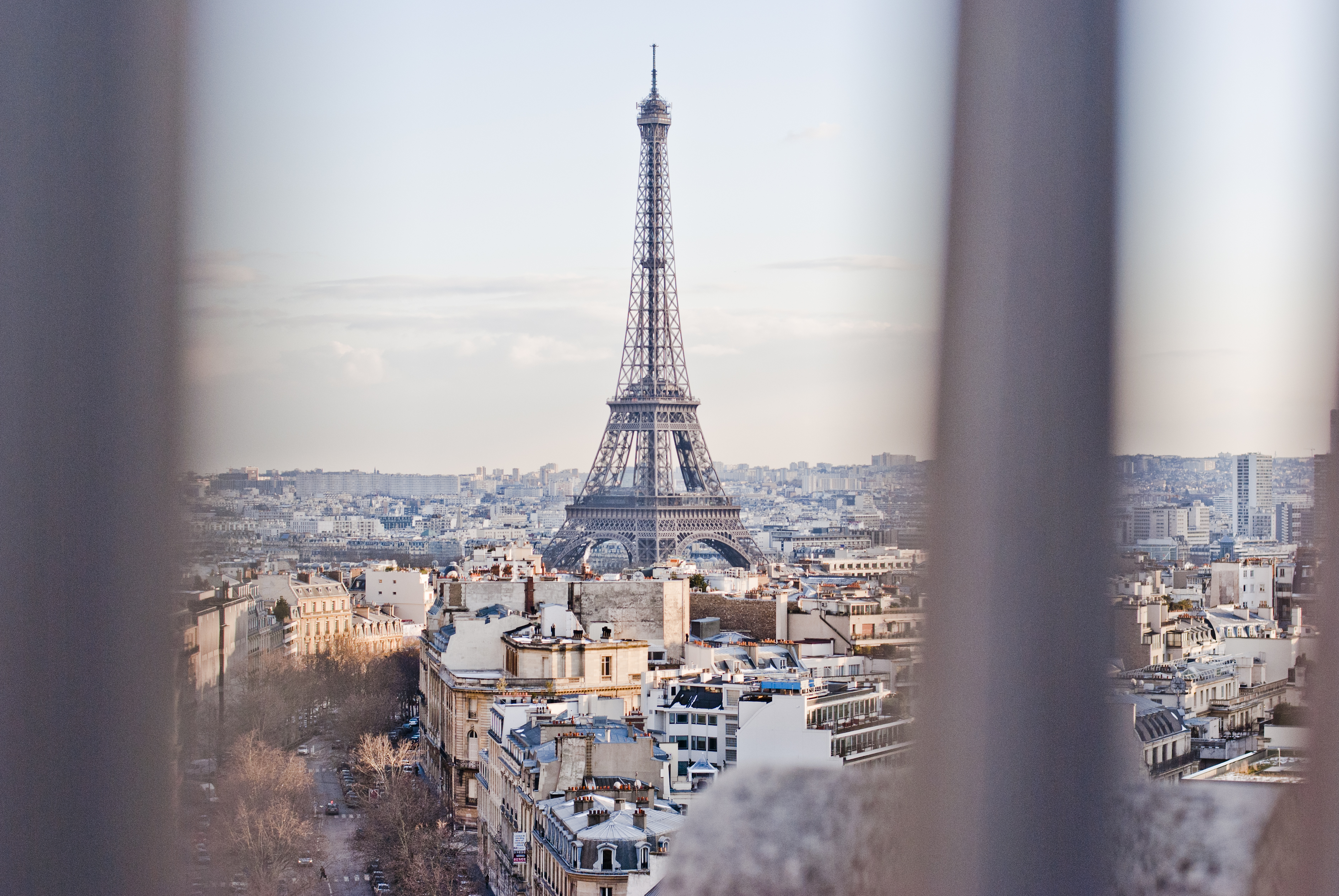 Вид на париж с эйфелевой башни. Париж вид на Эйфелеву башню. Париж вид из окна на Эйфелеву башню. Париж Эстетика эльфелева башня. Окно с видом на Париж.