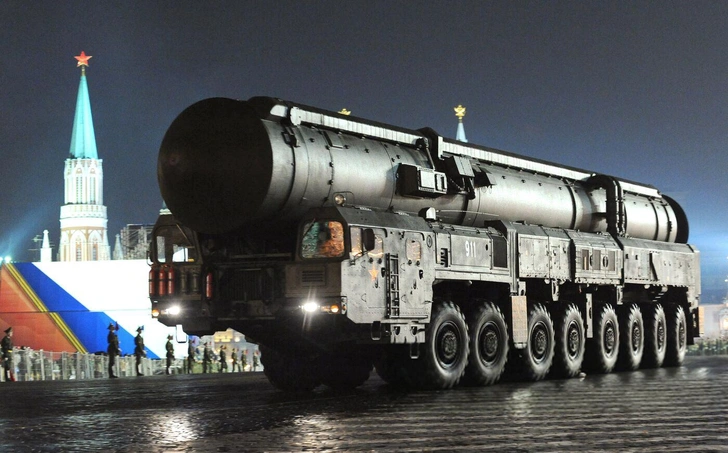 Пусковая установка подвижного грунтового ракетного комплекса (ПГРК) «Тополь-М» проходит по Красной площади во время репетиции парада Победы, 3 мая 2011 года | maximonline.ru