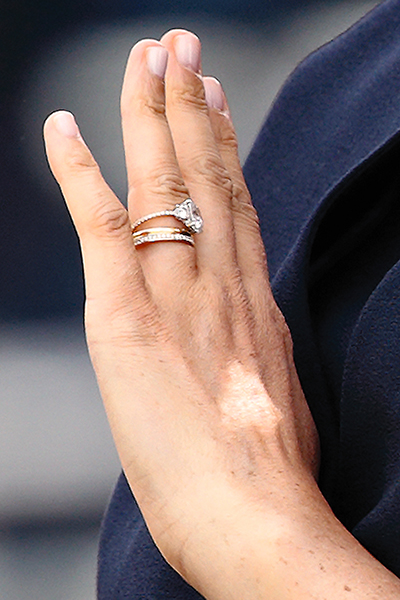 Также на пальце Меган красуется третье кольцо. Предположительно, это подарок в честь рождения сына