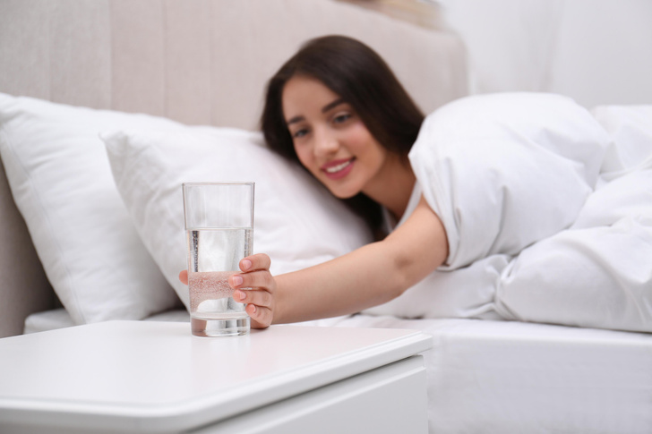 Почему оставлять стакан воды  на ночь у кровати опасно