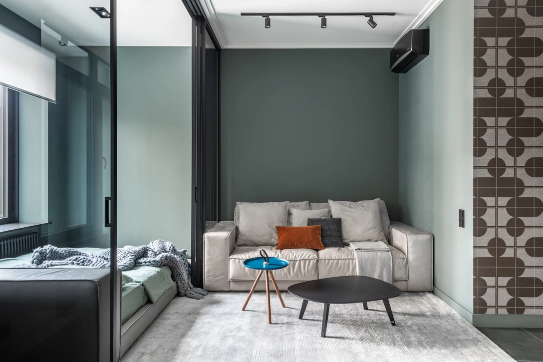 Диван и подушки изготовлены на заказ. | Источник: Евгений Гнесин