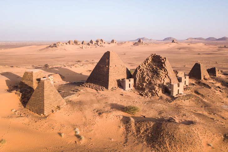 Откопать из-под песков многие из нубийских пирамид не удается до сих пор