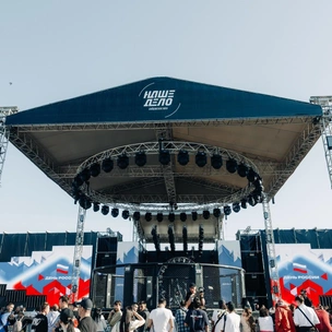Прыжки с парашютом, мировые рекорды, выступления звезд: как в Питере отметили День России