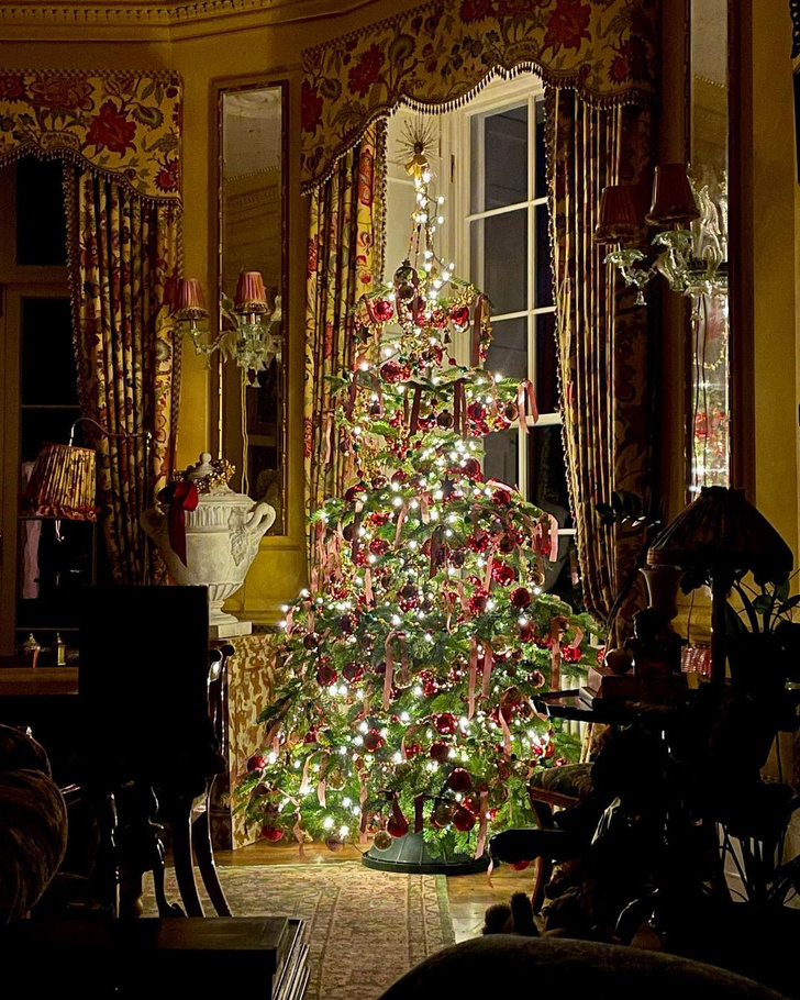 Как звезды празднуют Рождество: елки и новогодний декор в звездных домах