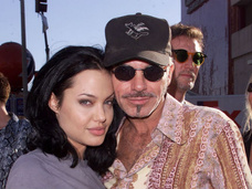 Анджелина Джоли помогла написать книгу бывшему мужу