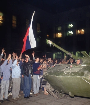 Вспоминаем, что творилось на улицах Москвы во время путча 1991 года (много фото)