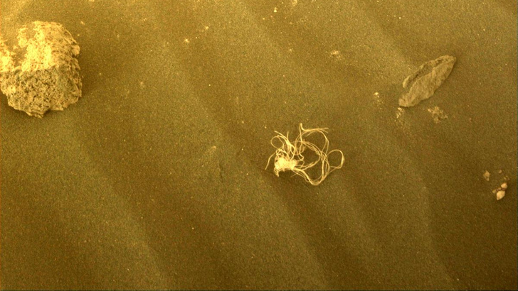 Откуда на Марсе спагетти? В НАСА объяснили очередное загадочное фото из космоса