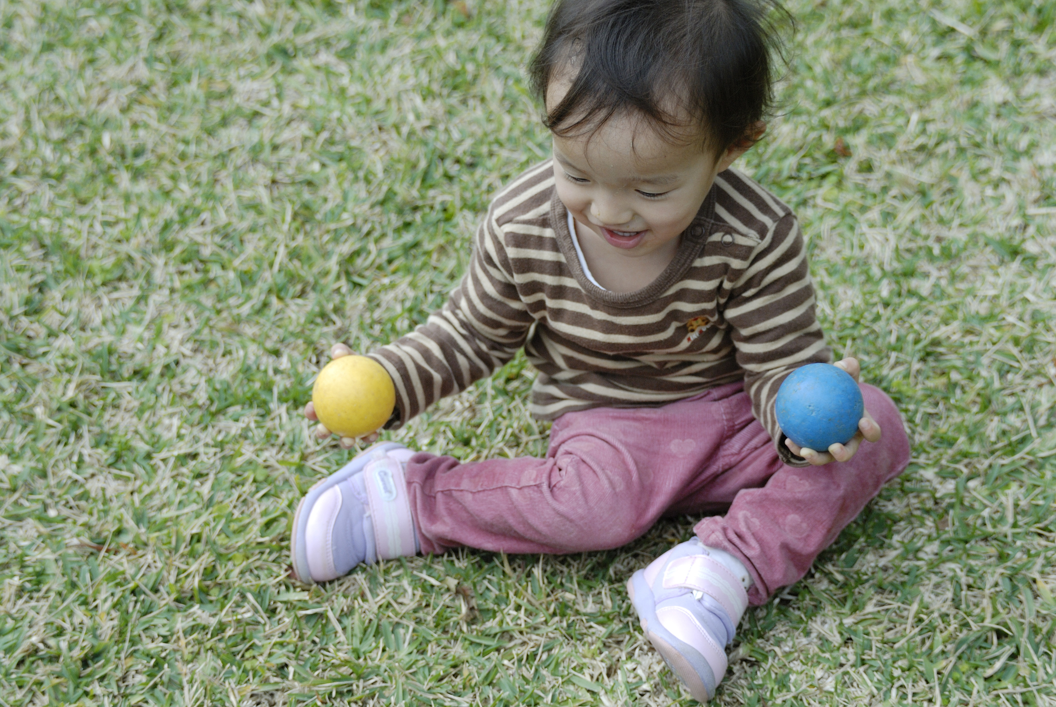 Игры с маленьким мячиком. Ребёнок даёт шарик. Женщина съела мячик.