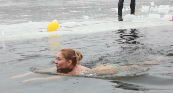 Каждый заплыв в ледяной воде длится не больше трех минут