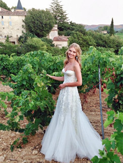 Елена Кулецкая позирует в свадебном платье на фоне виноградников Прованс