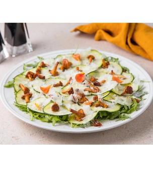 Летний рецепт: салат с лисичками, хрустящими цукини, и сыром пекорино