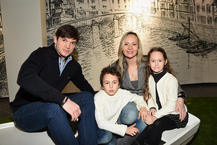Мария Бутырская с супругом и детьми 