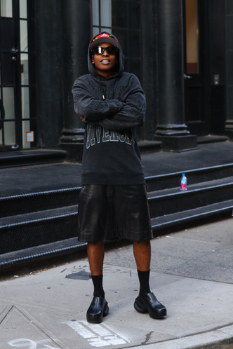 ASAP Rocky выбрал себе мужскую юбку — и она совсем не похожа на ту, что носит Брэд Питт