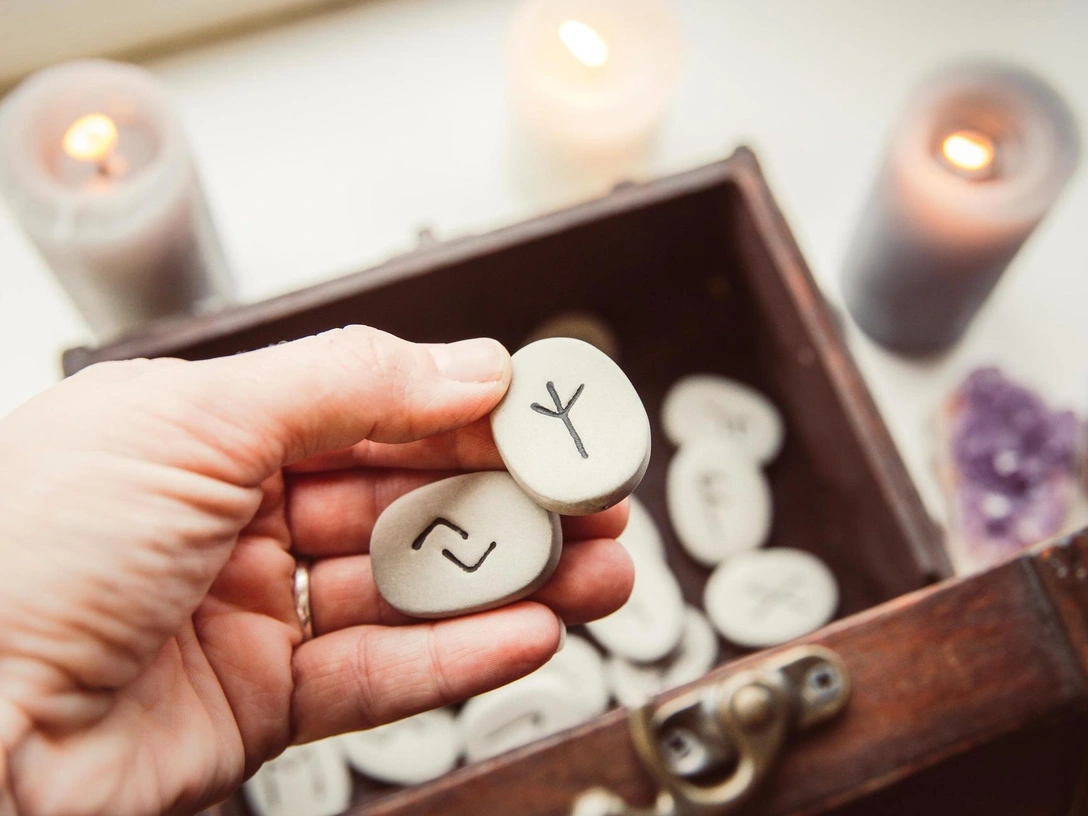 Рунический гороскоп на лето 2023: что ждет каждый знак Зодиака | marieclaire.ru