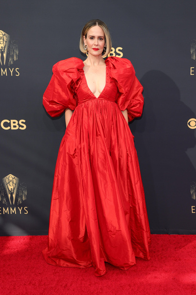 Ярко и элегантно: самые роскошные образы знаменитостей на Emmy 2021