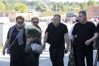 Вход по спискам и запрет для воспитанников родного интерната: во второй день прощания с Шатуновым вновь образовалась давка