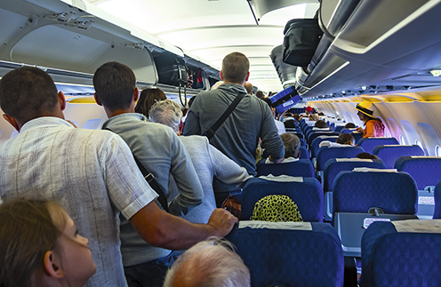 По словам бортпроводников, пассажиры часто вскакивают с места до того, как гаснет табло «Пристегнуть ремни»