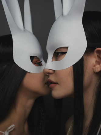 Фото №3 - Кролики-убийцы: Аня Хахадетка и Фая показали стильный парный аутфит для подружек на Хэллоуин