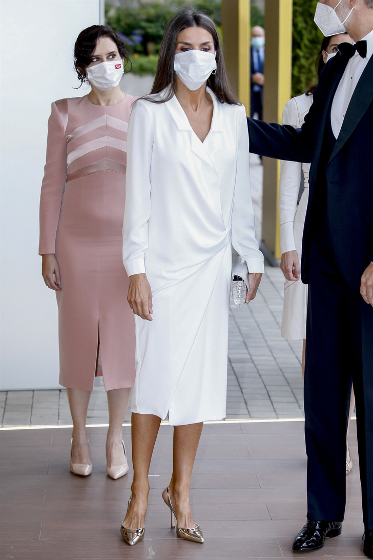 В жару королева Летиция предпочитает белое платье на запах и серебристые лодочки