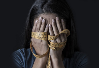 Жертвы насилия: почему они не могут похудеть