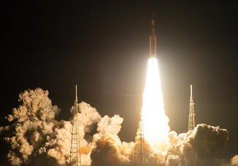 В добрый путь: сверхтяжелая ракета SLS отправила к Луне космический корабль «Орион»