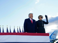 «Еще увидимся!»: Дональд и Мелания Трамп торжественно выехали из Белого дома