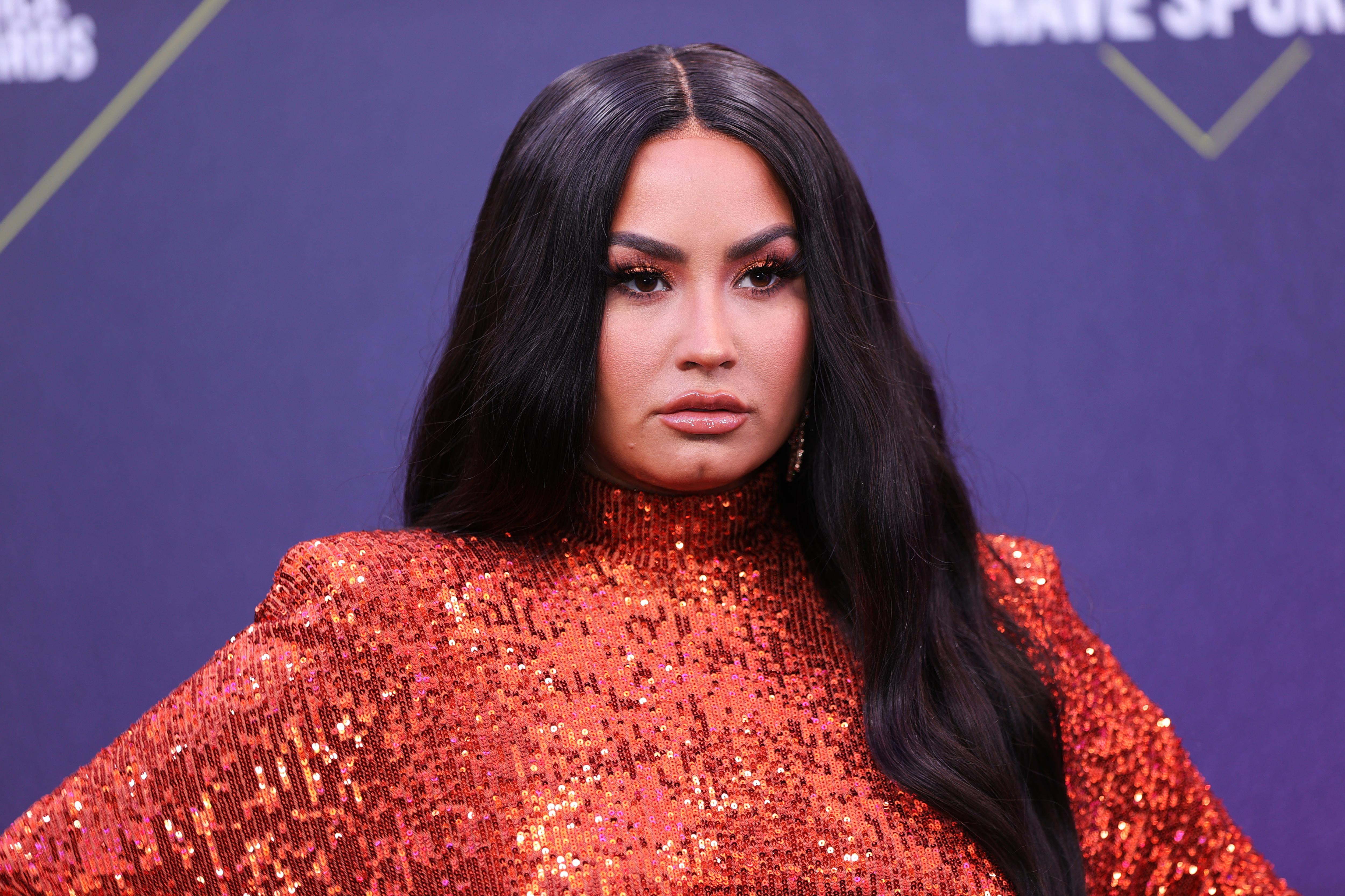 Blond I Vybrityj Zatylok Kak Izmenilas Vneshnost Demi Lovato Za Paru Dnej Wday