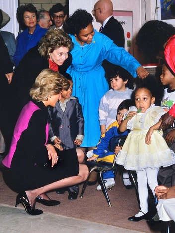 Диана, принцесса Уэльская, во время посещения городского семейного центра Генри Сент-Селтмент, Нью-Йорк, 2 февраля 1989