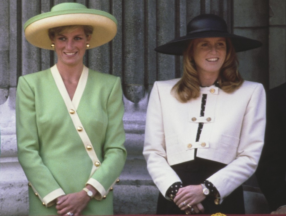 Принцесса Диана и герцогиня Сара на балконе Букингемского дворца, 15 сентября 1990 | marieclaire.ru