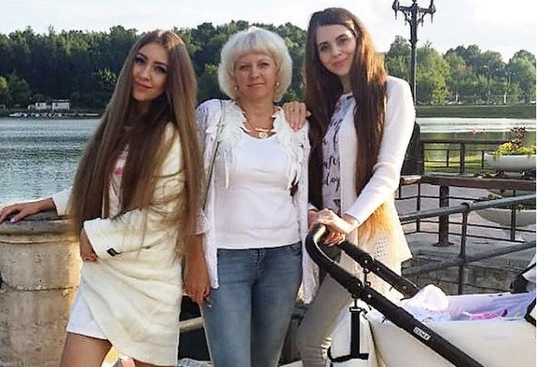 Ольга с сестрой Аленой и мамой Татьяной Владимировной