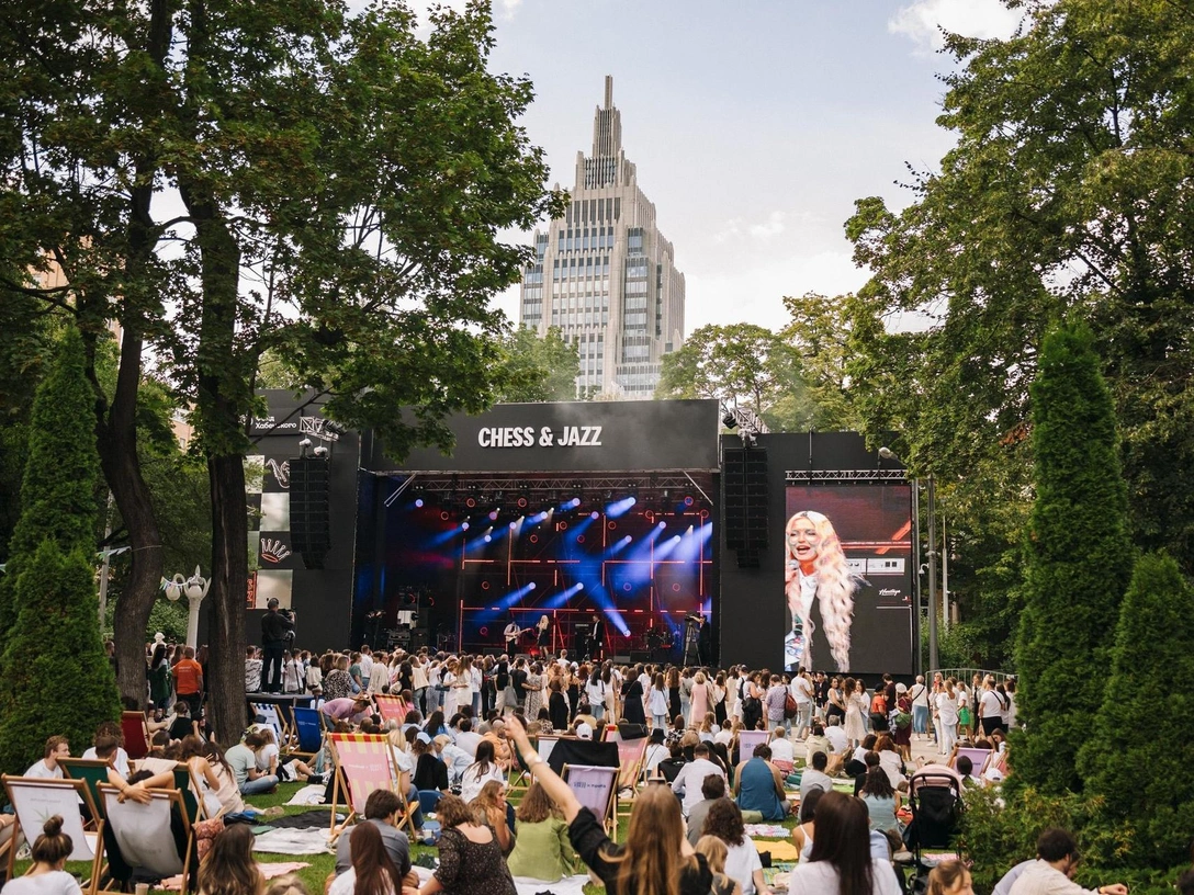 Джаз под открытым небом и любимые песни в новом исполнении: гид по фестивалю Chess & Jazz 2023 | marieclaire.ru