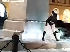 «Тверк-львица» устроила развратные танцы напротив собора в центре Петербурга