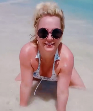Бритни Спирс поделилась видео топлес с пляжа, которое можно смотреть вечно