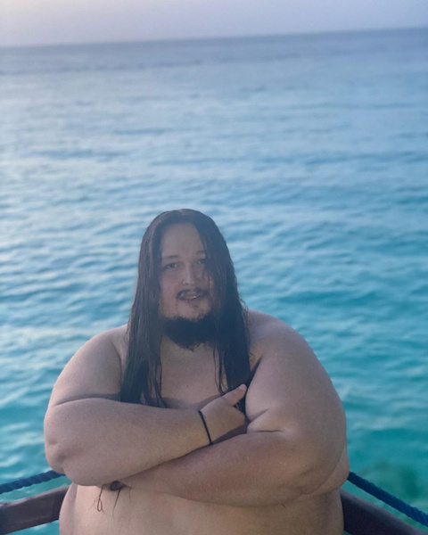 242-килограммовый Лука Сафронов позирует топлес на новом пляжном фото