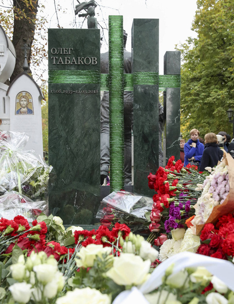 На Новодевичьем кладбище открыли памятник Олегу Табакову