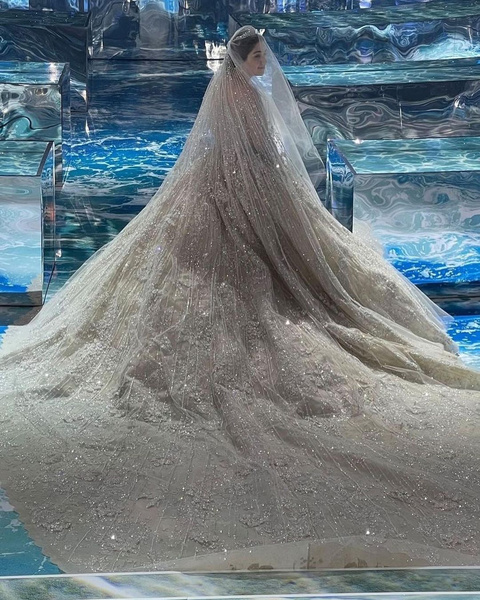 Платье с многометровым шлейфом и миллионы за свадьбу. Михаил Гуцериев выдал замуж дочь