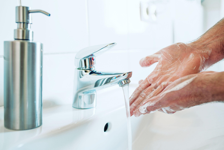 Почему мыло легче смывается теплой водой?