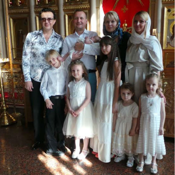 Семья Жуковых с крестниками малыша