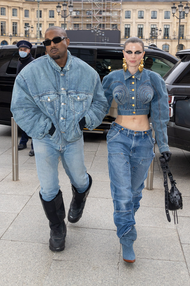 Фото №1 - Джулия Фокс и Канье Уэст дебютировали на шоу в Париже в самых крутых джинсовых образах