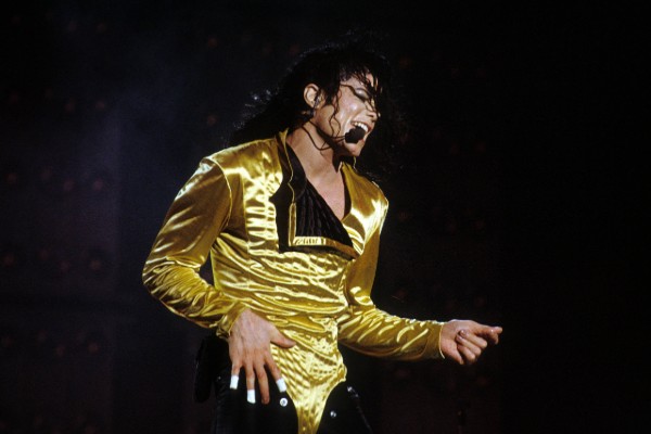 Майкл Джексон потерял несколько контрактов из-за суда