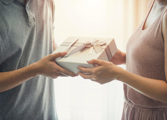 7 причин, по которым не стоит хранить подарки от бывших возлюбленных — срочно избавьтесь от них