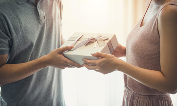 7 причин, по которым не стоит хранить подарки от бывших возлюбленных — срочно избавьтесь от них