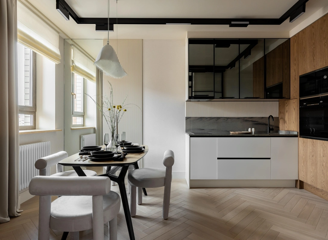 Кухня выполнена на заказ по эскизам дизайнера столярной мастерской @tonyroaks. Смеситель, Omoikiri. Техника, Bosch. На полу — инженерная доска, Vintage. Обои, Caselio Linen. 3D-панели, Orac Decor. На потолке — краска, Little Greene. | Источник: Александр Володин